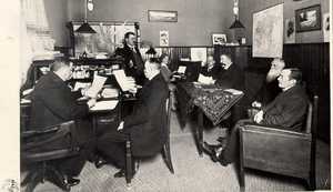 Jämsänkoski mills management in the mid-1910s consisted of the Superintendent, Jakob Solin, technical director of the pulp mill, Onni Pyykkö, technical director of the paper mill, Bernhard Ståhle, and the administrative manager, Captain Alfred Hartman. The cashier was Henrik Solin.