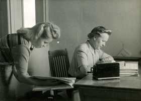 Jämsänkoski factories welfare services office in the 1940s. Tellervo Nikkilä and Aino Metsäaho.