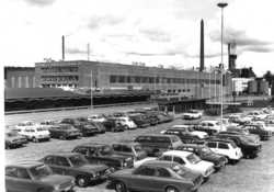 Työntekijöiden autoja tehtaan parkkipaikalla 1980