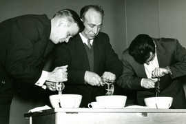 Miehet keittiöpuuhissa 1960-luvulla
