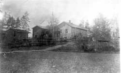 Hämelän kauppatalo, "Nakki" ja puuvaja. Kuva on otettu ennen vuotta 1933, jolloin osuusliike osti talon.