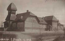 Jämsän suomalainen yhteiskoulu perustettiin 1905. Oma koulurakennus valmistui syksyksi 1908.