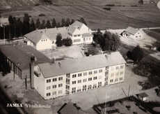 Jämsän yhteiskoulun uusi koulurakennus valmistui vuonna 1953, voimistelusaliosa vuonna 1955.