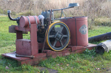 Olympia-maamoottori pyöritti aikoinaan puimakonetta ja pärehöylää.