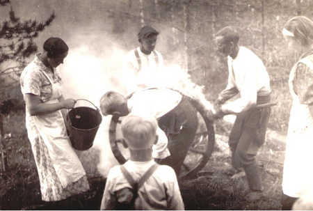 Kärrynpyörää raudoitetaan Palsinan Takkulan pajalla vuonna 1936.