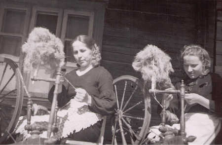 Kuoreveden Kolosalmen tyttäret Alina ja Aune kehräävät 1930-luvulla.