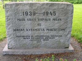 Talvisodassa ja jatkosodassa palvelleen Niemen patteriston aseveljet pystyttivät muistokiven vuonna 1994. Se sijaitsee ns. Rauhanpuistossa linja-autoaseman lähituntumassa.