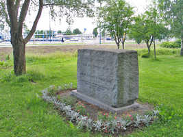 Talvisodassa ja jatkosodassa palvelleen Niemen patteriston aseveljet pystyttivät muistokiven vuonna 1994. Se sijaitsee ns. Rauhanpuistossa linja-autoaseman lähituntumassa.