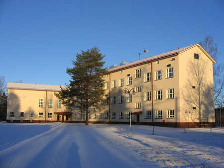 Länkipohjan koulu on tyypillinen selkeälinjainen 1950-luvun kivikoulu.