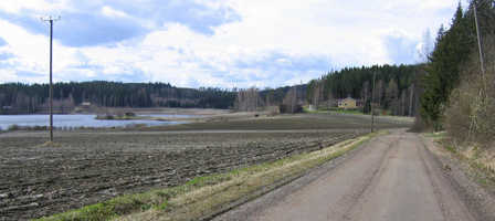 Anttilan tilakeskus näkyy kauas Hangasjärven ja Korventien välissä olevien peltojen yli.