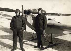 Niilo and Valto Karhumäki and the first plane they built, Karhu 1