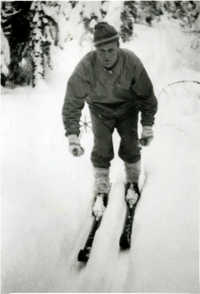 Viljo Alhonniemi hiihtelemässä Matkusvuoren laduilla joskus 1950-luvun loppupuolella. Kuva Alhon Akin arkistosta.