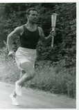 Olympiasoihtu matkalla J:koskelta Jämsään 1952 kantaja Ernest Eklund, kuvaaja tuntematon, Anna Salosen kuvakokoelma