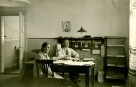 Jämsänkoski factories payroll office in the 1920s.