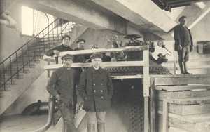 In the pulp mill in 1927. Left: Boilerman Tiirinen, Lauri Tiilikka, at the back Emil Laakso, Antti Leppänen, Vihtori Lahti.