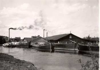 Barges and warehouses in Jämsänkoski harbour in 1916.