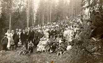 The voluntary working party at Jämsänkoski cemetery in 1925.