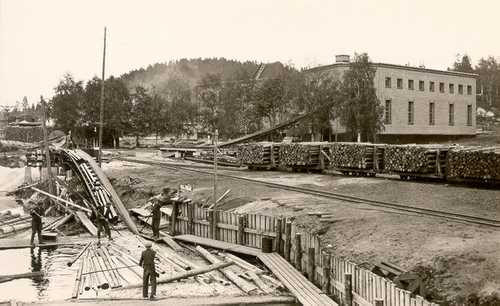 Timber being lifted out of the river into the debarking plant at Jämsänkoski in the mid-1930s.
