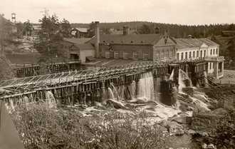 The wooden water intake sluice at Patalankoski groundwood mill was about 70 m long. Early 1930s.