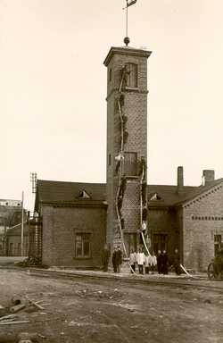 Jämsänkosken VPK got its own fire station in the factory area in 1931. The building had room for three fire engines and the engineer’s apartment. The fire hose drying tower was designed by W. G.  Palmqvist.