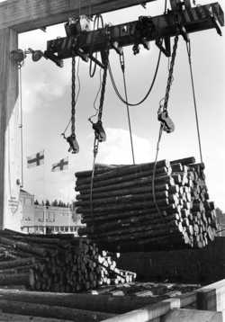 For a long time, timber was floated to Kaipola. A bundle gantry in 1969.