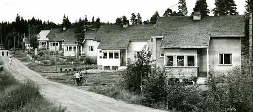 Private houses at Oinala in Jämsänkoski. In the 1950s many houses still had a wood shingle roof, which had originally been intended to be temporary.
