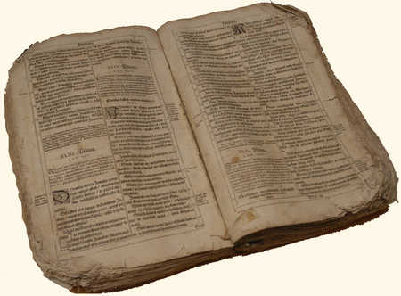 Ensimmäinen suomenkielinen Raamattu painettiin vuonna 1642. Jämsän kirkkomuseo.