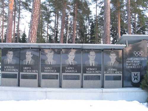 The top skiers of Jämsänkoski, memorial designed by Martti Hänninen and produced by Kontupohjan kiviveistämö (Kontupohja masonry) in 1995.