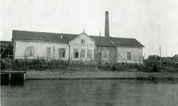 The Jämsä Co-operative Dairy, completed in1904. Steam power centre with its chimney in the middle and dairy mill at the right end.