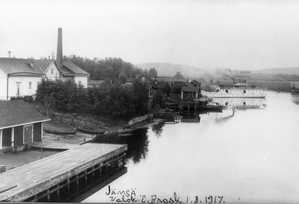 The shore by Jämsä dairy below Seppola bridge in the year 1917. On the left, the dairy building completed in 1904.