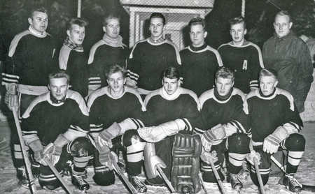 Ilveksen jääkiekkotoiminta oli  vilkkaimmillaan 50 - 60-luvuilla. Kuvassa vuoden 1964 edustusjoukkueen pelaajia.