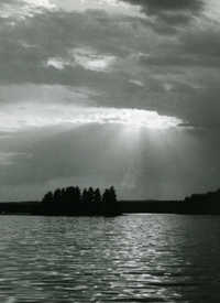 Aurinko pilkistää pilvien raosta