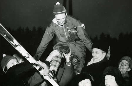Urpo Korhosta juhlitaan Ilveksen maakuntaviestiankkurina.