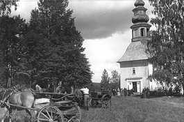 Heinäkuisena lauantaipäivänä elokuvaa kuvattiin Kuoreveden kirkolla. Hallin Janne oli palannut takaisin Siperiasta tapaamaan kihlattuaan Mattilan Santraa.