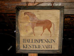 Hallin Kievarin kyltti Kuoreveden kotiseutumuseossa