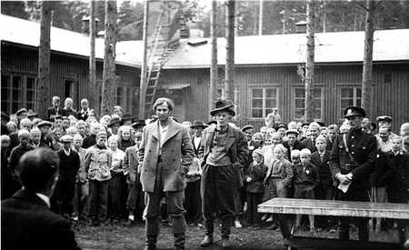 Hallin Jannen kuvausten yhteydessä Kuoreveden Kärki järjesti isot Kruunuhäät, joissa esiintyi myös elokuvan näyttelijöitä. Kuvassa Hallin Jannena Helge Herala ”hääkäräjillä” Hallin Pirtillä 9.7.1950. 