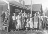 Tuntematon,  (c) Lahtisen Huopatehdas Oy,  Pauhulan väkeä 1930-luvun lopulla