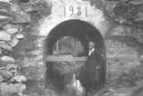 Tuntematon,  (c) Simo Harjun kokoelma,  Honkasilta valmistui 1931 ja se on edelleen käytössä. Kuvassa kauppias Oskari Hämelä.