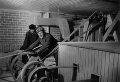 Savon mylläreitä vehnämyllyn sisällä 1930-luvun lopussa.