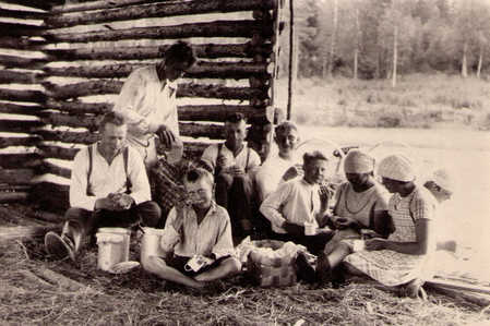 Mäkelän talon heinäväki ruokatauolla vuonna 1927.