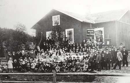 Mielenosoitus Jämsänkosken työväentalon edessä kesäkuussa 1905. Vasemmalla airueena yhdistyksen puheenjohtaja Viljami Hämäläinen, ammatiltaan leipuri.