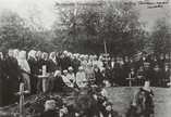 Tuntematon,  (c) Keski-Suomen museon kuva-arkisto,  Omaisia vuonna 1918 Jämsän vanhalla hautausmaalla toverihaudalla eli vuonna 1918 teloitettujen haudalla. Kuva on julkaistu kirjassa 