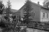 41_Yrjolan_v__ke___puutarhassa_1920-luvun_lopulla.jpg