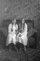 42_Halavan_Salli_ja_Peltomaen_Siiri_Lehmuston_salin_sohvalla_v.1931.Sauli_oli_Siirin_eno..jpg