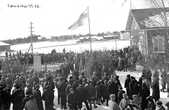 47_Martti_Laurilan_patsaalla_16.3.1928.jpg