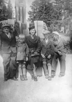 08_Saulin_perhe_1940-luvun_puolessa_v__liss___tampereella.jpg
