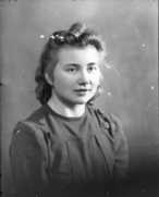 Kuvanveistäjä Kaisa Saikkonen 18.3.1944, Jämsän kaupunki: Anna Salosen kokoelmat