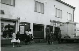 Jämsän matkahuolto 17.6.1960. Linja-autoa odotellaan. 