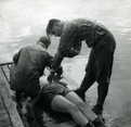   Vaelluskilpailu Solmisoppisella 1965. Ensiaputehtävää suorittavat Pekka Leppänen, Aulis Sihvo ja potilaana Raija Hakaniemi.