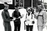   Ensimmäinen hiihtokampanja-arvonta Pykälän majalla. Kuvassa Timo Salmio, Seija Kallberg, Eino Matikainen ja Matti Ilves.